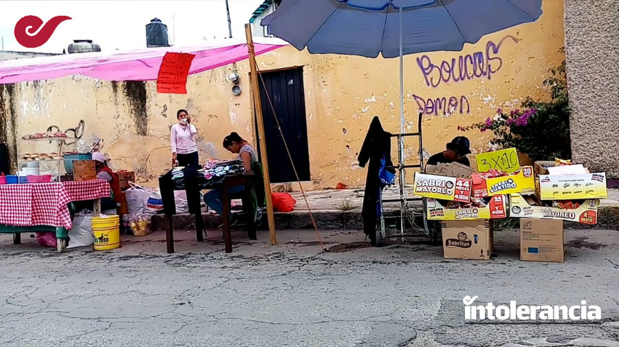 Invaden ambulantes inmediaciones del mercado Xonaca; locatarios claman orden al Ayuntamiento