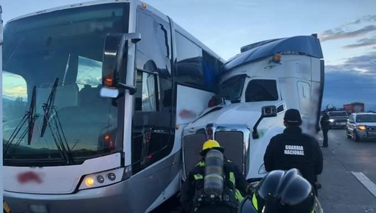 Choque entre tráiler y autobús deja un muerto y cuatro heridos en Tepeaca