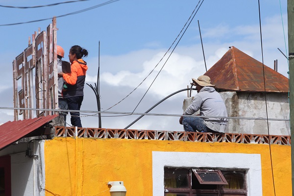 Molesta a vecinos del Teleférico morenovallista de limpiar azoteas