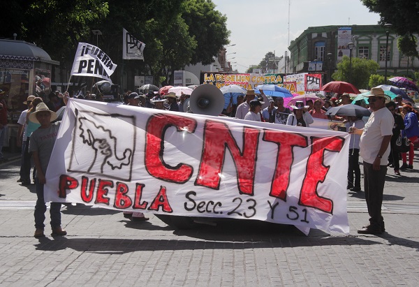 Cientos de maestros de la CNTE se manifiestan en la capital poblana