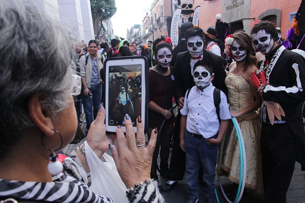 Catrinas paralizan Puebla con vestidos multicolores