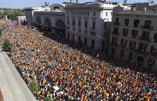Miles de personas se manifiestan en Barcelona contra independencia de ...