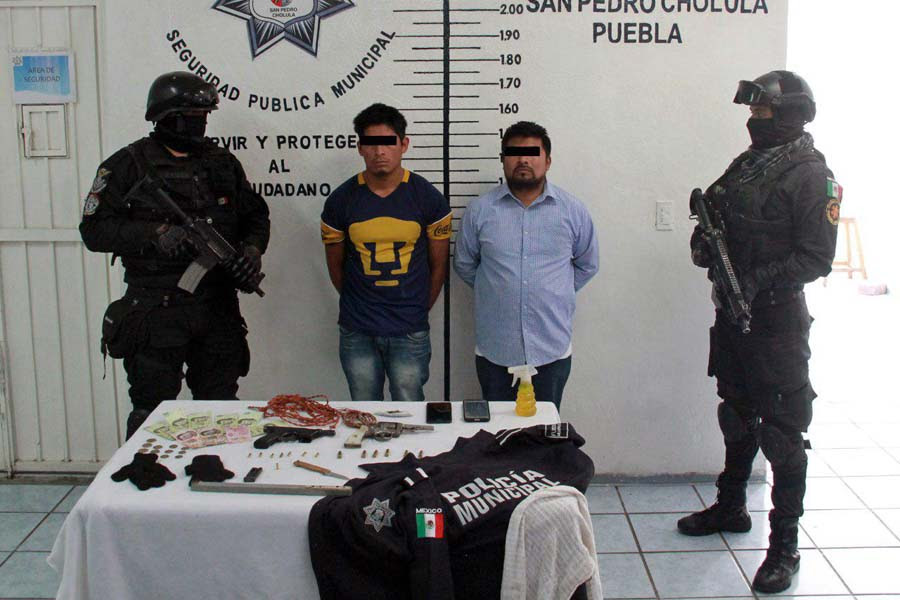 Detiene policía de San Pedro Cholula 2 sujetos por portación de arma