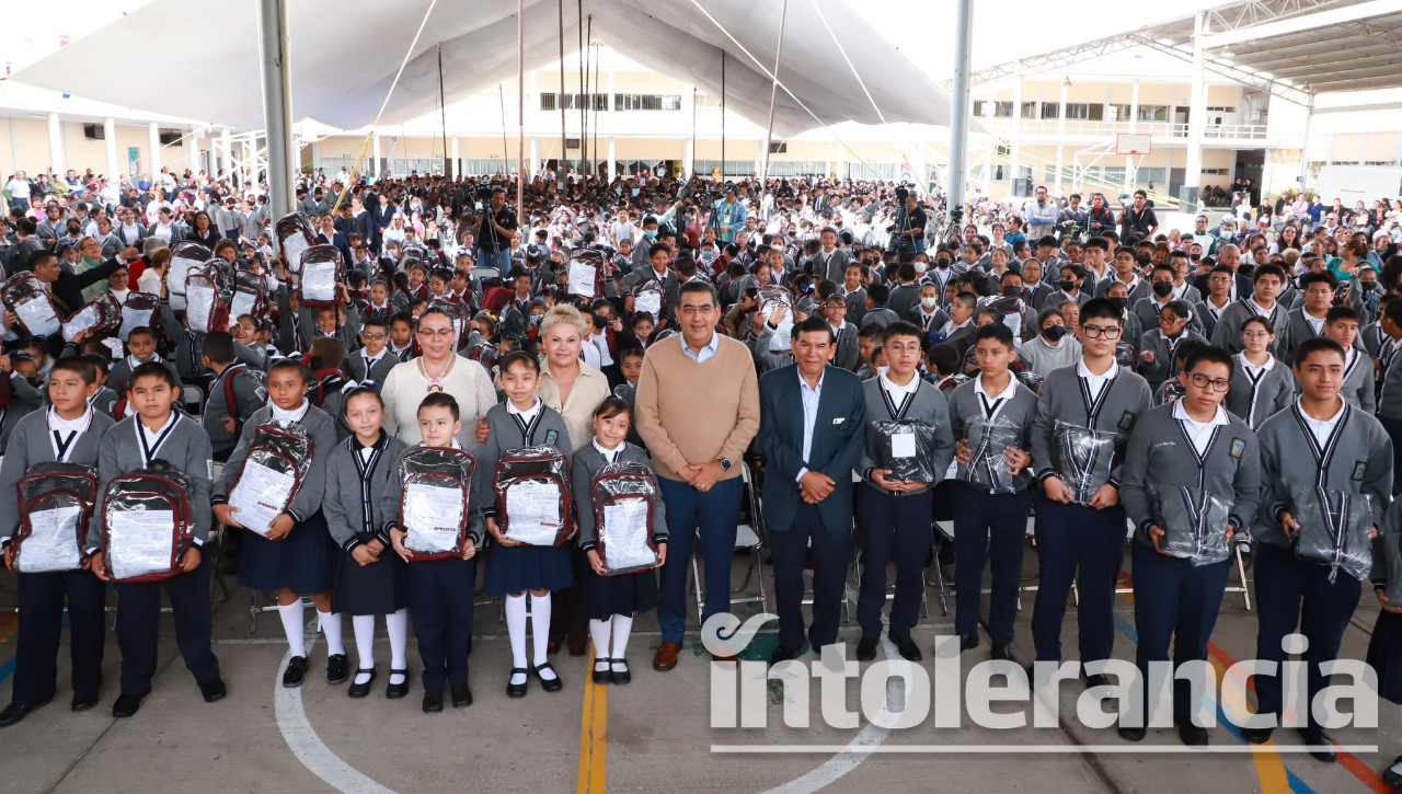 Entrega Sergio Salomón uniformes escolares gratuitos en Tehuacán