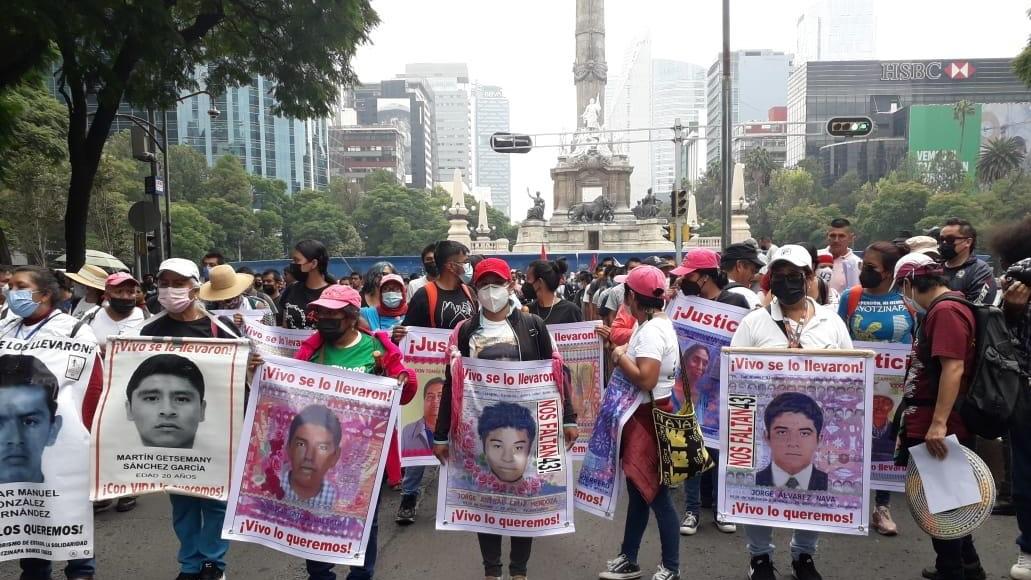 Rechazan autenticidad de mensajes de WhatsApp en caso Ayotzinapa