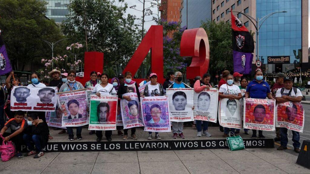 Dictan formal prisión contra 8 militares por caso Ayotzinapa