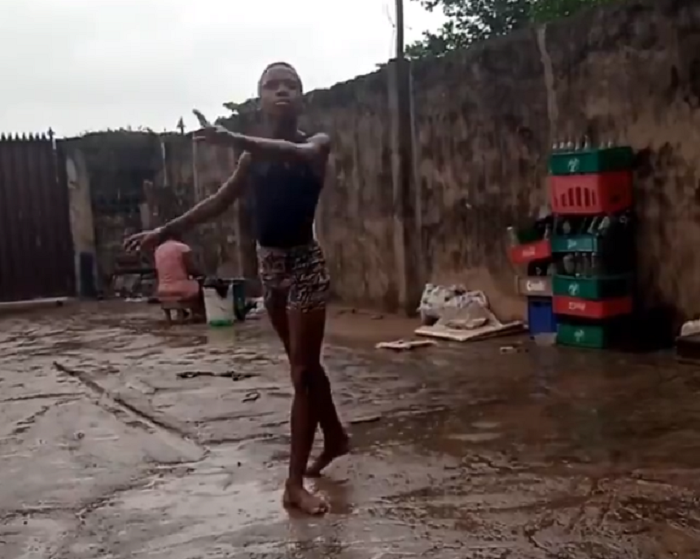 American Ballet ofrece beca a niño de Nigeria que se viralizó al bailar descalzo bajo la lluvia