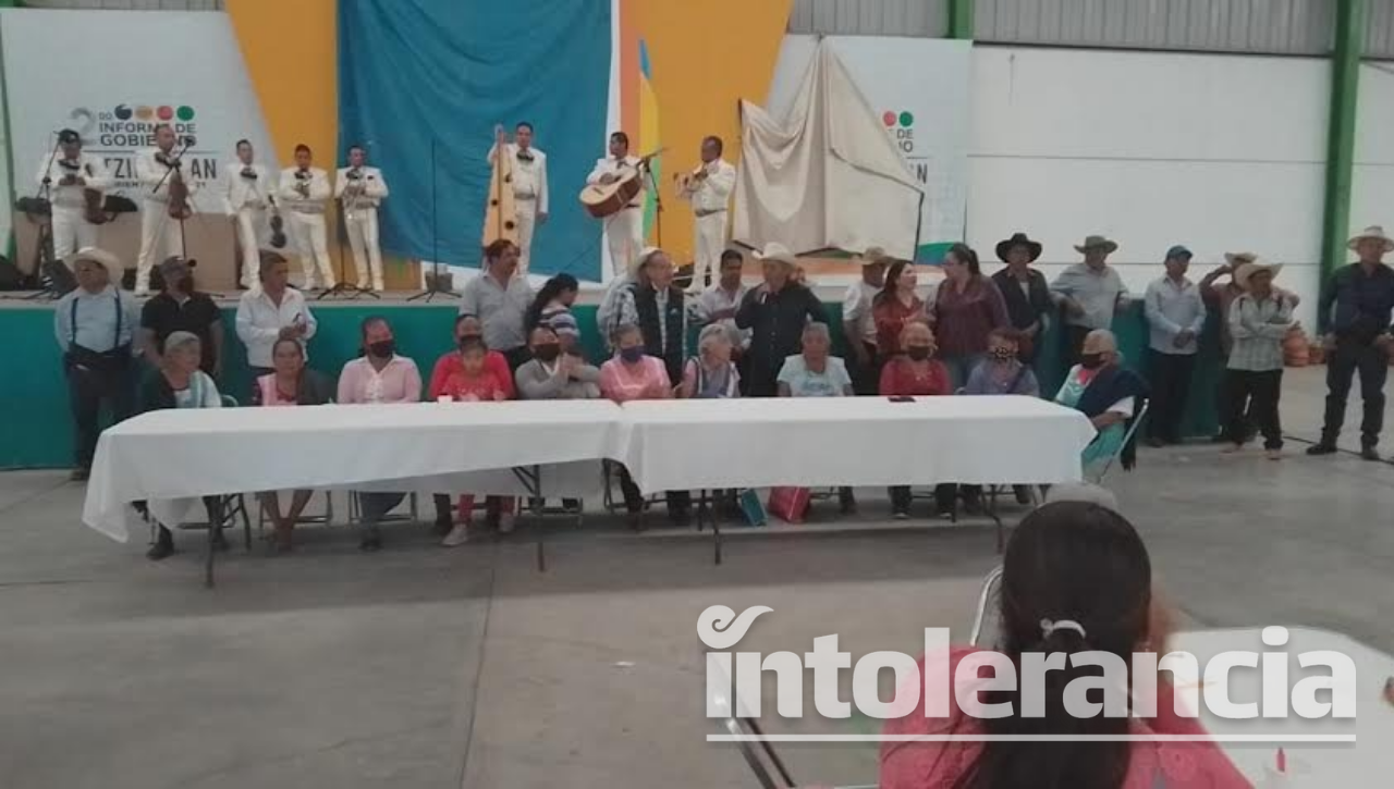 Gelacio Ramos Rivera reconoce a madres de familia de Atzitzihuacán
