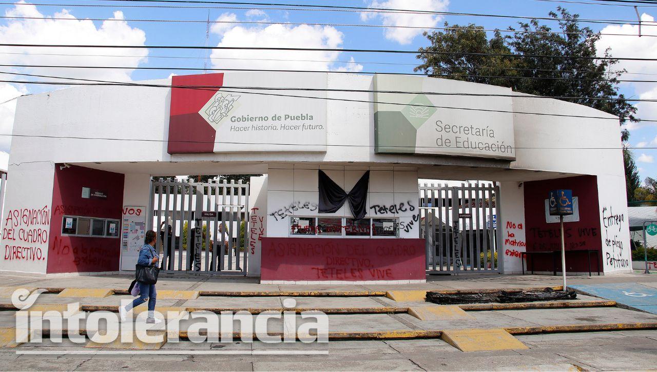 Entrega SEP Puebla monederos de despensa a personal administrativo