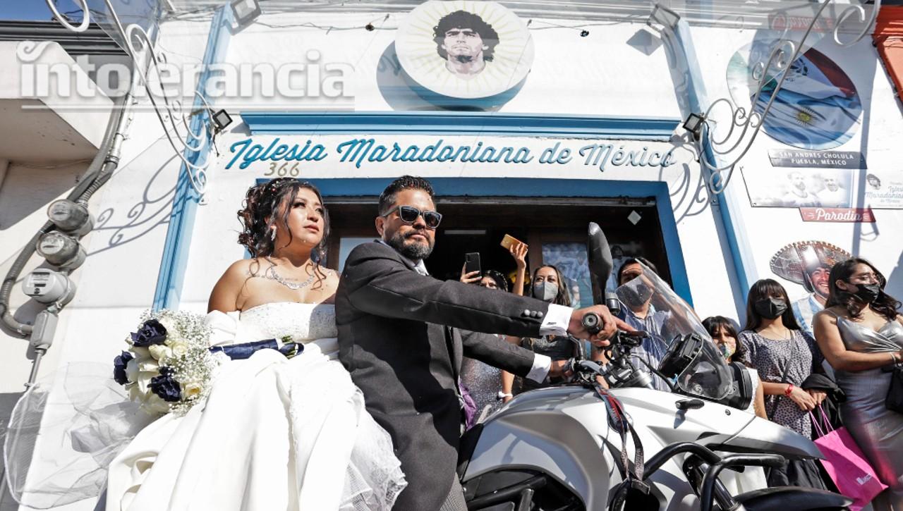 Mano de D10S: realizan primera boda en Iglesia Maradoniana de Puebla