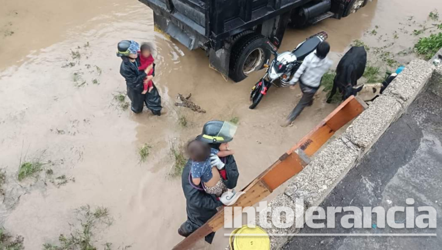Atienden a familias afectadas por lluvias en Amozoc