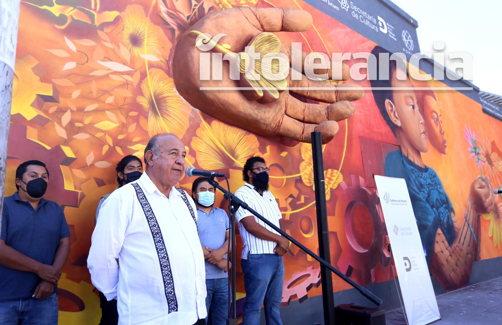 Con mural, artistas de Puebla rinden homenaje a médicos Covid