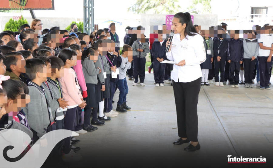 Ariadna Ayala inicia obra de techado en primaria