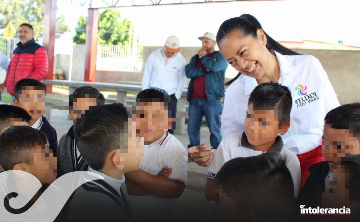 Ariadna Ayala entrega techado en primaria de Atlixco