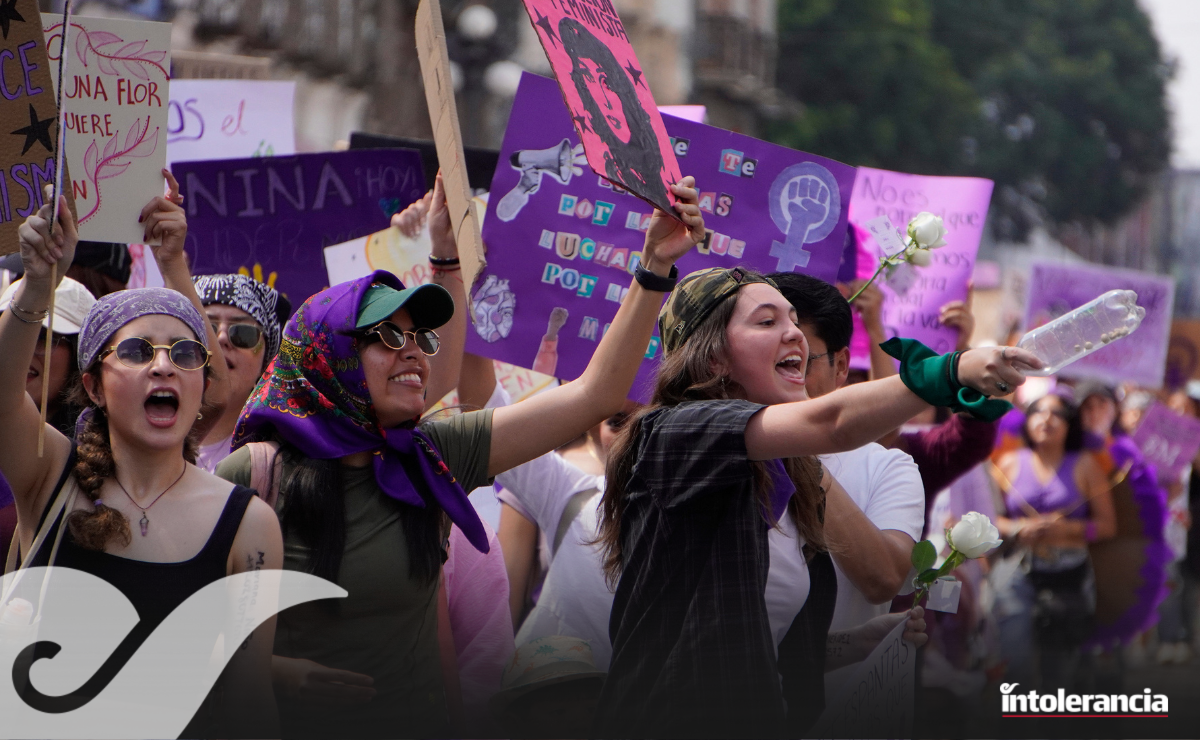 Entre consignas y nombres: marchan en Puebla por víctimas de feminicidio